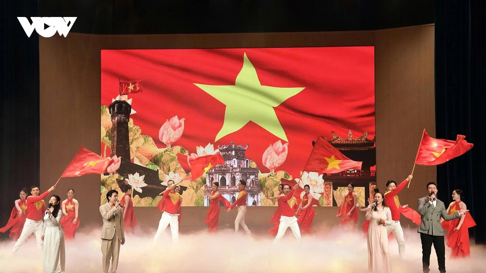 "Điểm tựa quốc gia": Hòa nhập, không hòa tan