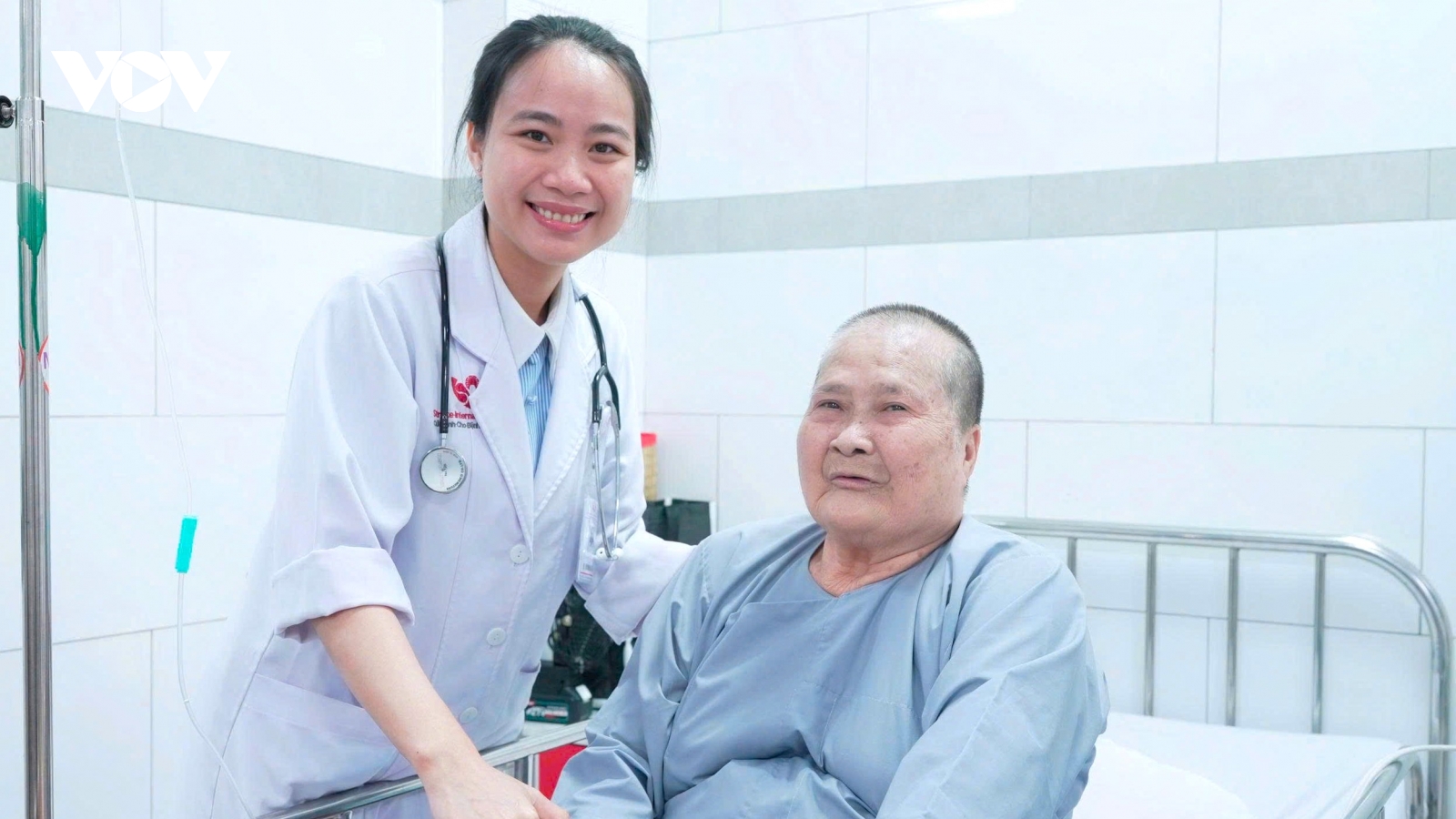 Hy hữu: Hạt sapoche mắc trong phổi cụ bà U80 suốt 2 tháng