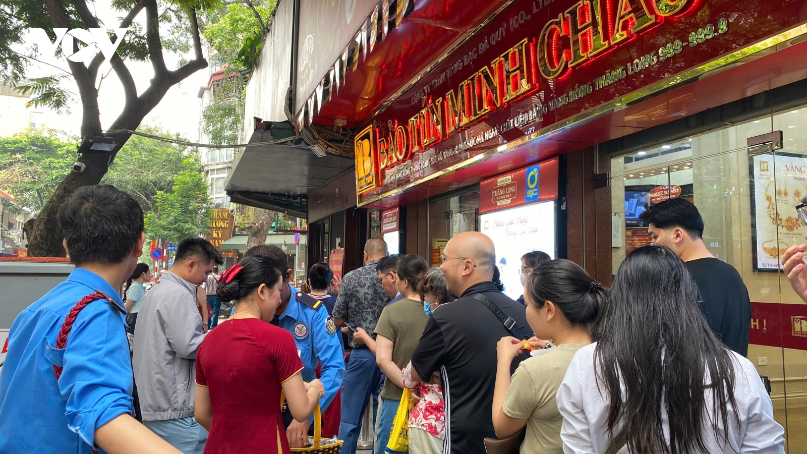 Giá vàng tăng hơn 4 triệu đồng/lượng: Sáng đông khách, trưa hạ nhiệt