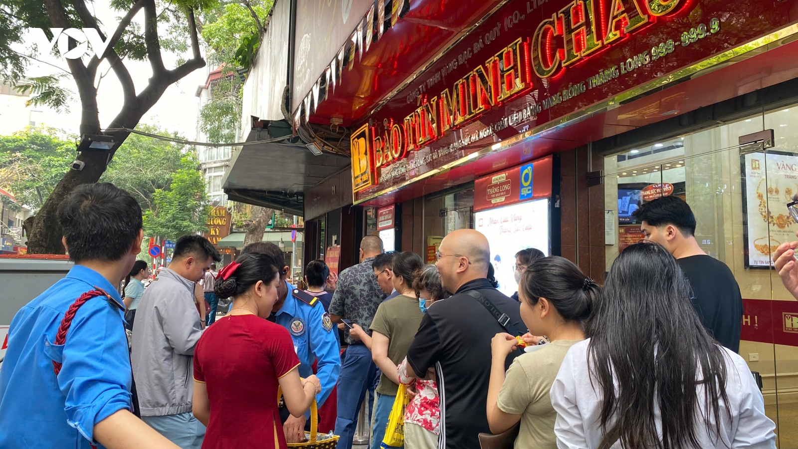 Giá vàng tăng hơn 4 triệu đồng/lượng: Sáng đông khách, trưa hạ nhiệt