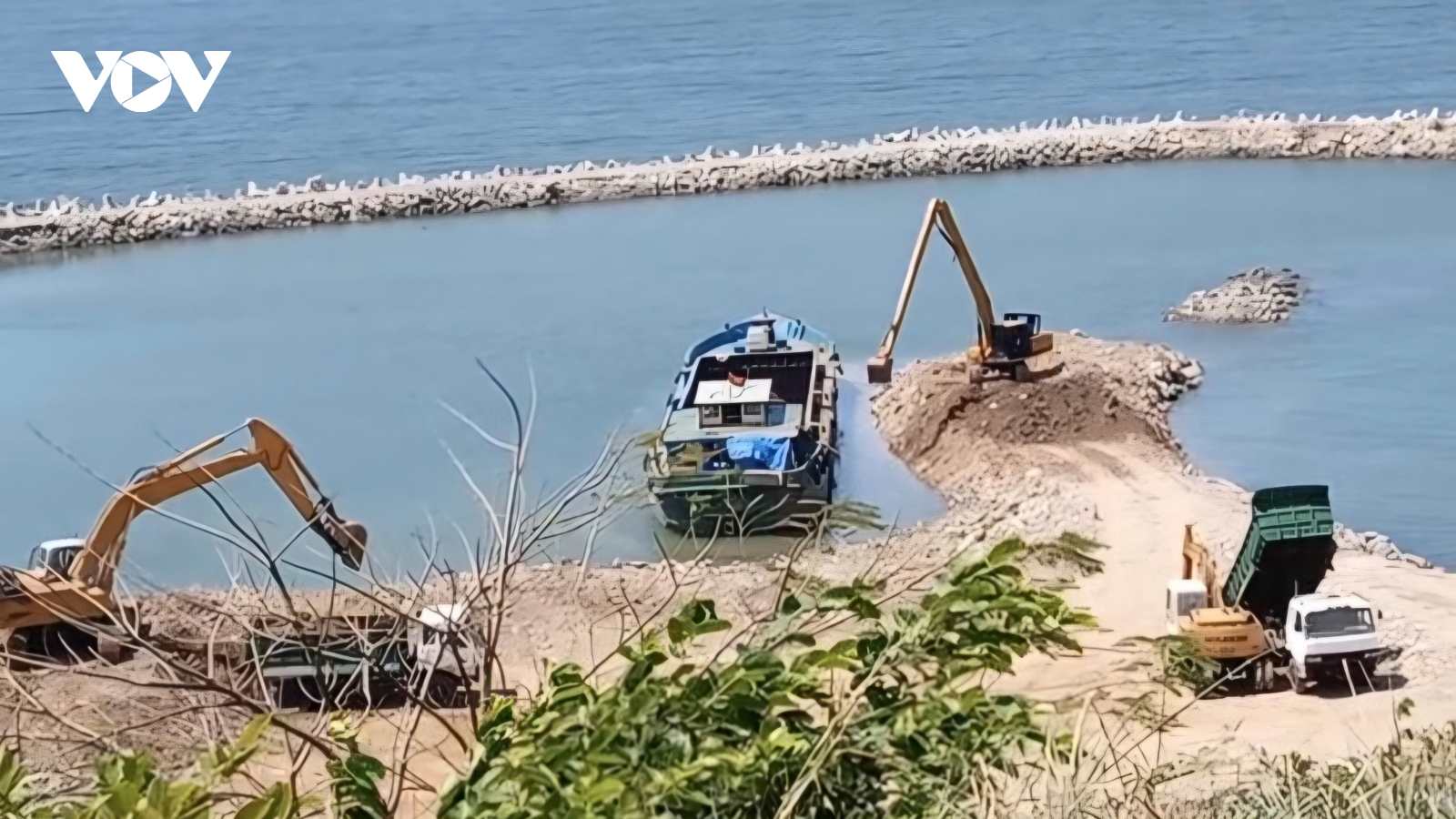 Chủ đầu tư dọn chất thải để khắc phục ô nhiễm biển Vũng Tàu sau phản ánh của VOV