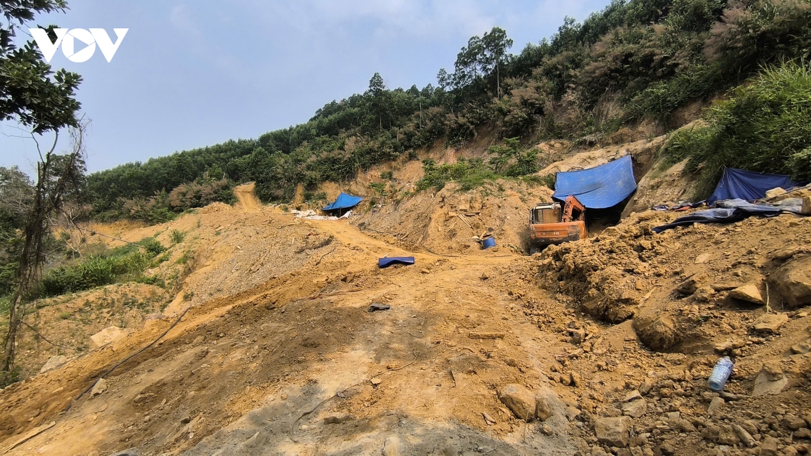 “Vàng tặc” đào núi, mở đường, lắp camera ngang nhiên hoạt động ở miền núi Đà Nẵng