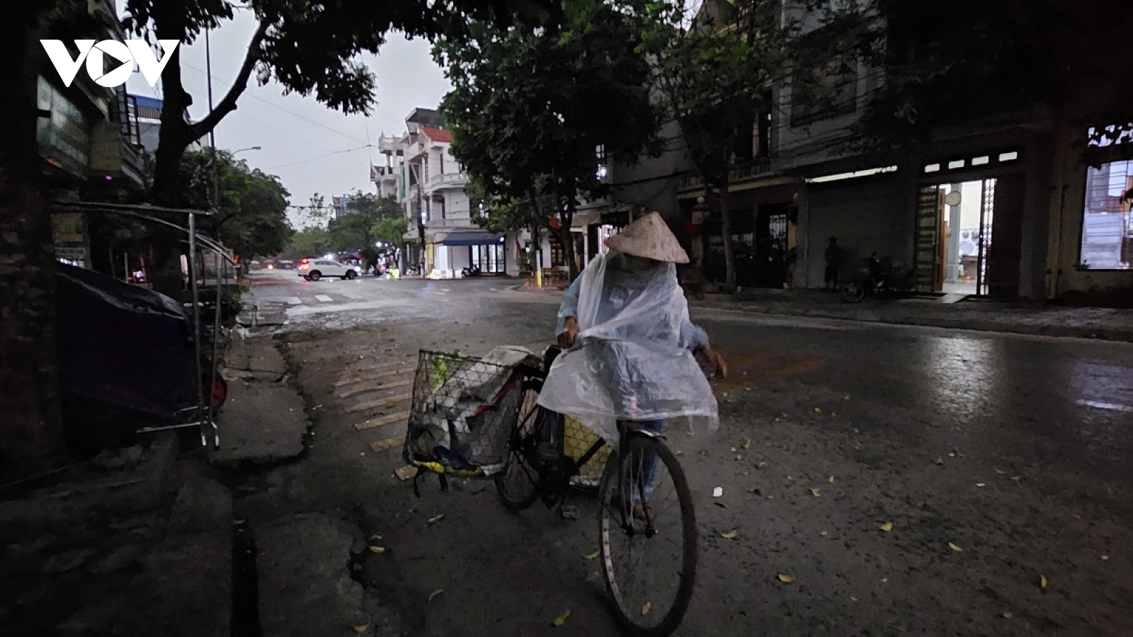 Trời bỗng dưng tối sầm, "11h trưa mà như nửa đêm" ở Ninh Bình