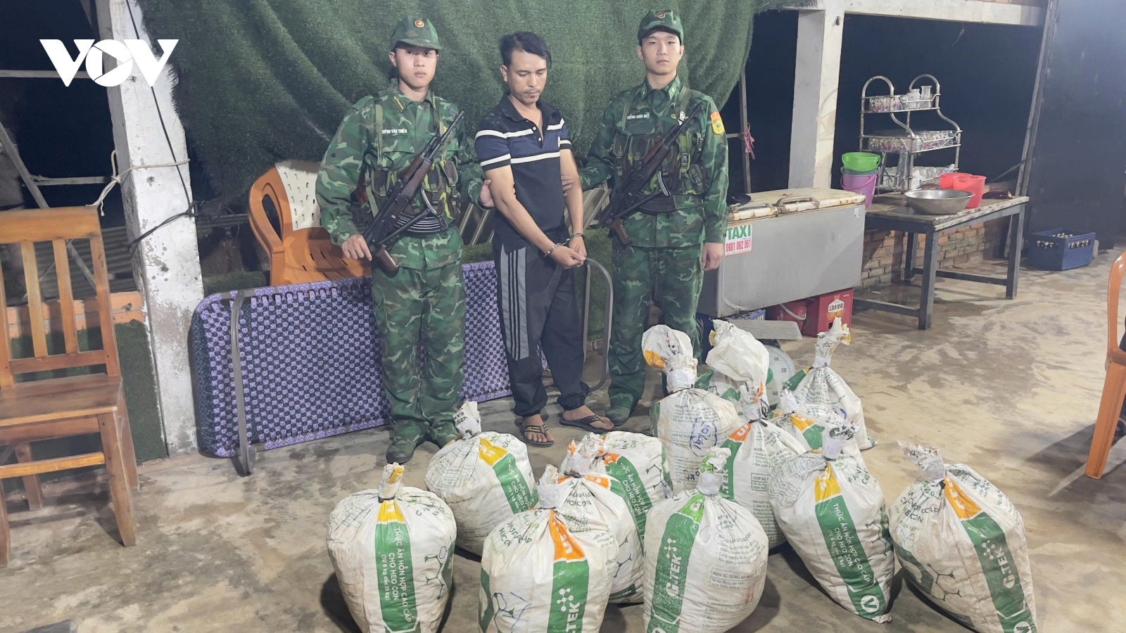 Bắt giữ người đàn ông vận chuyển trái phép vật liệu nổ ở Quảng Ngãi