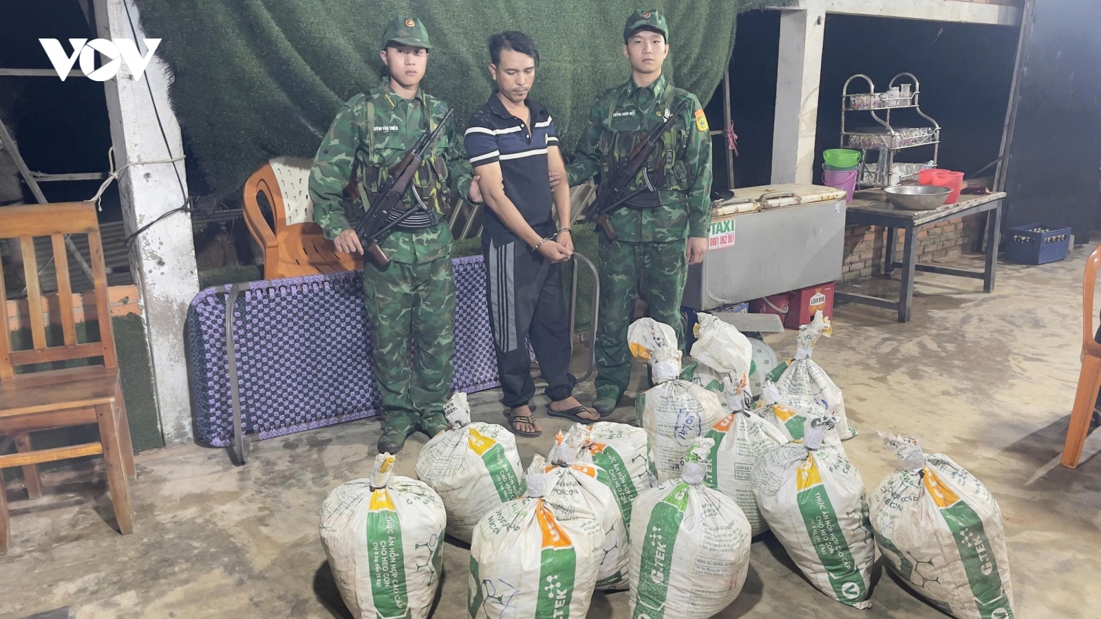 Bắt giữ người đàn ông vận chuyển trái phép vật liệu nổ ở Quảng Ngãi