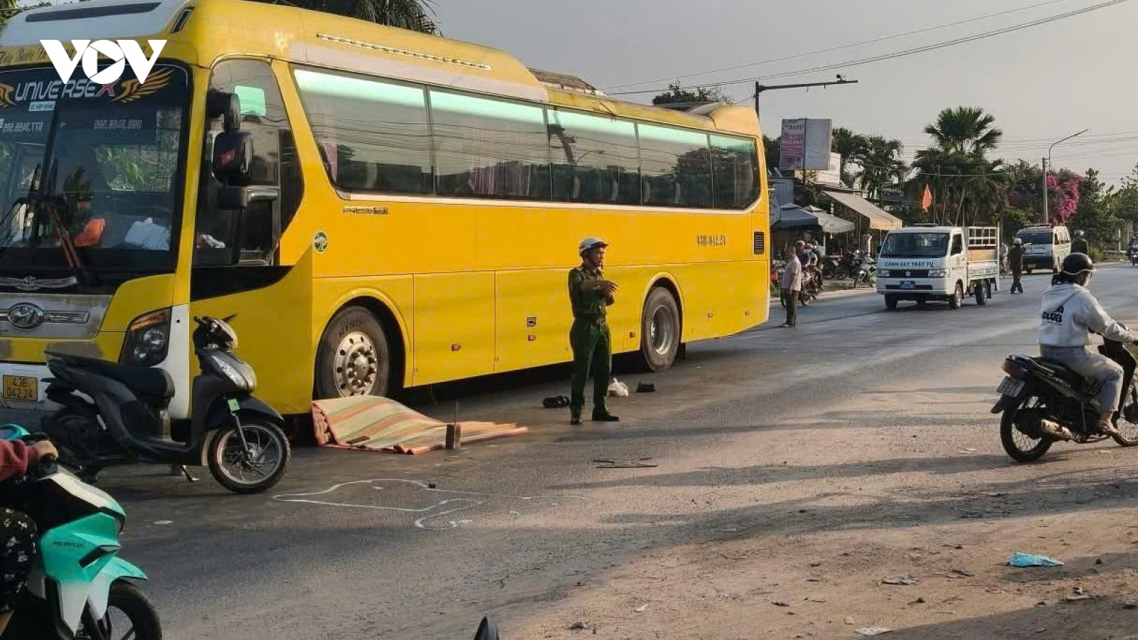 Nữ công nhân tử vong sau va chạm với xe khách