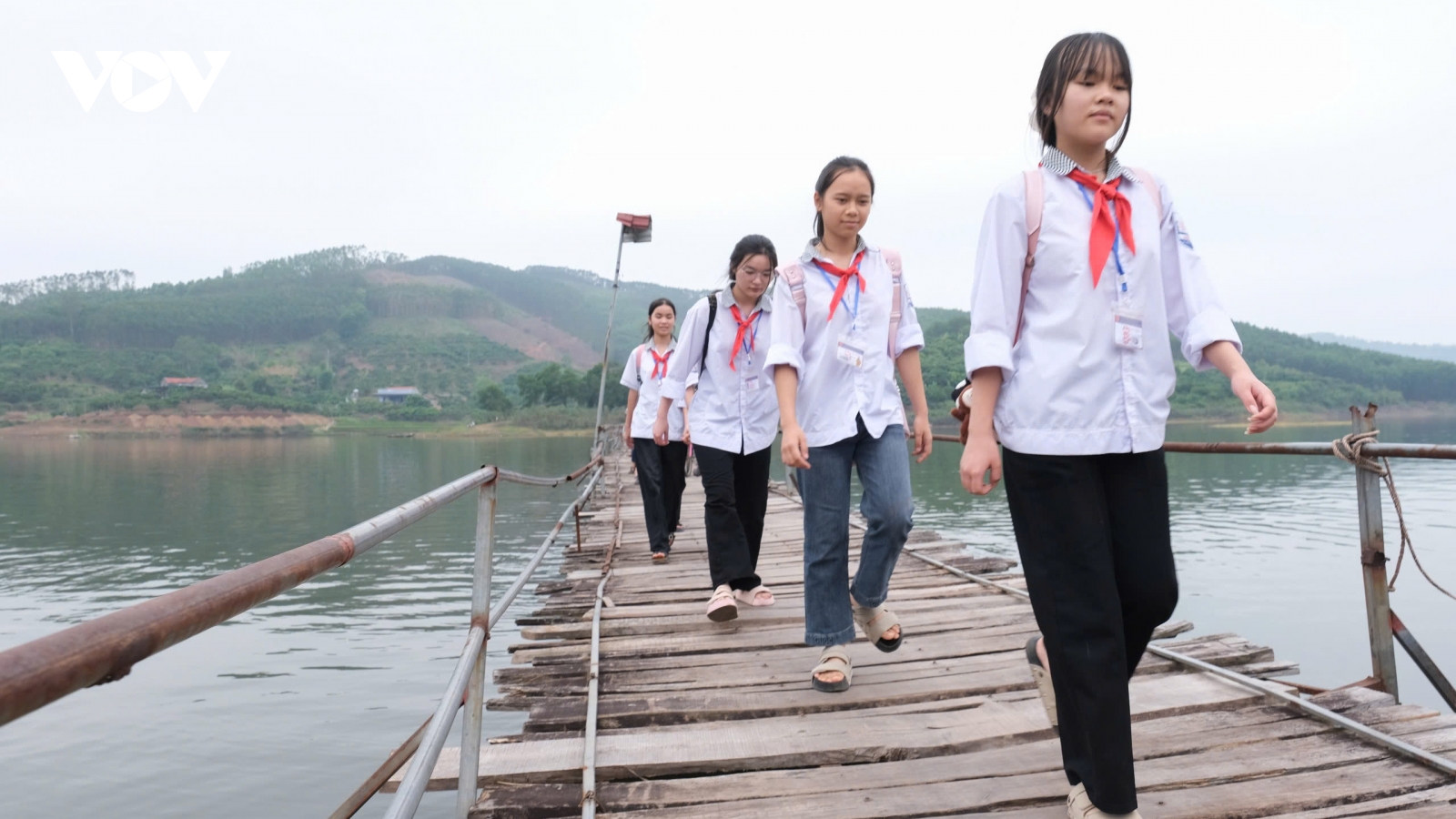 Học sinh ở thủ phủ vải thiều Bắc Ninh mong ước về một cây cầu kiên cố