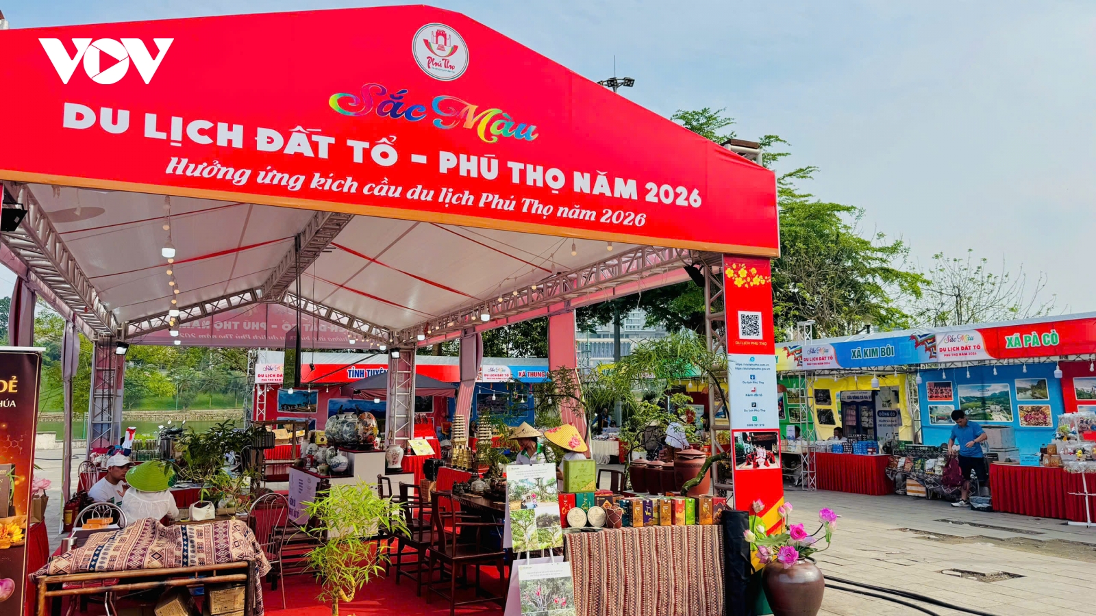 Tấp nập du khách trải nghiệm "Sắc màu Du lịch Đất Tổ" năm 2026