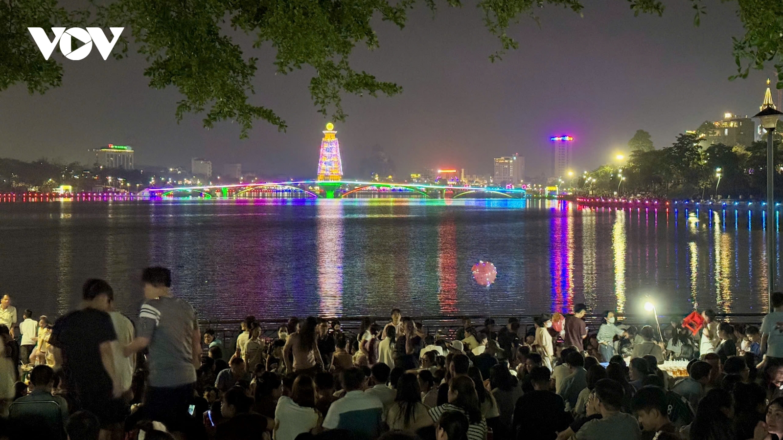 "Biển người" ngóng chờ pháo hoa thắp sáng bầu trời Việt Trì dịp Giỗ Tổ