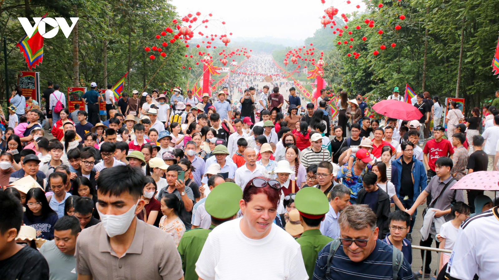 Du khách thập phương đổ về Đền Hùng, kiên nhẫn chờ dâng hương