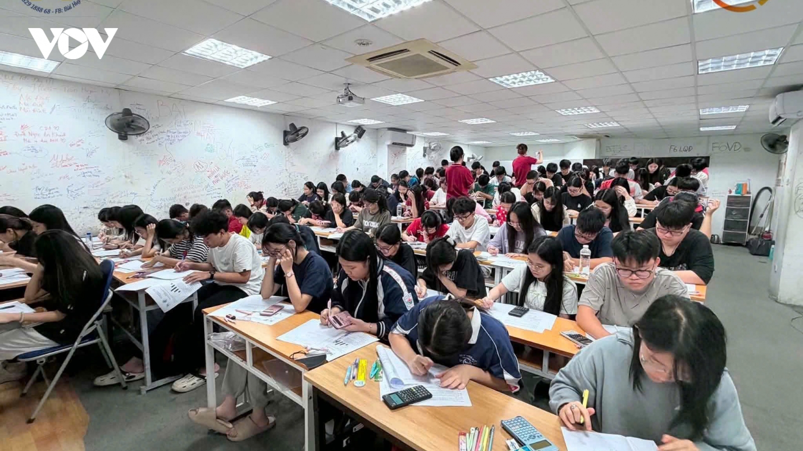 Chi cả chục triệu mỗi tháng, phụ huynh "chạy đua" suất vào lớp 10 công lập cho con