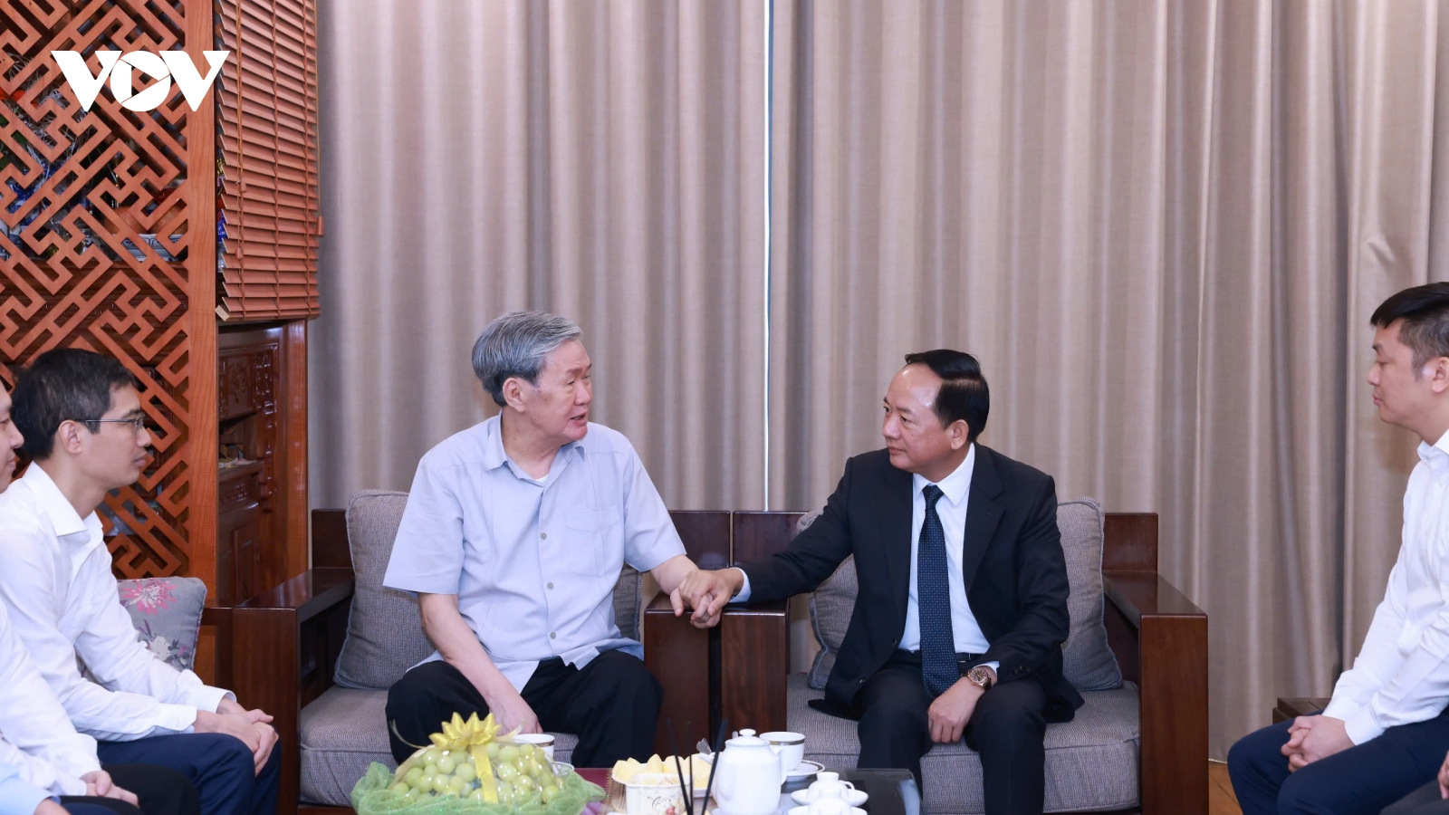 Trưởng Ban Tuyên giáo - Dân vận Trung ương thăm, chúc mừng đồng chí Đinh Thế Huynh