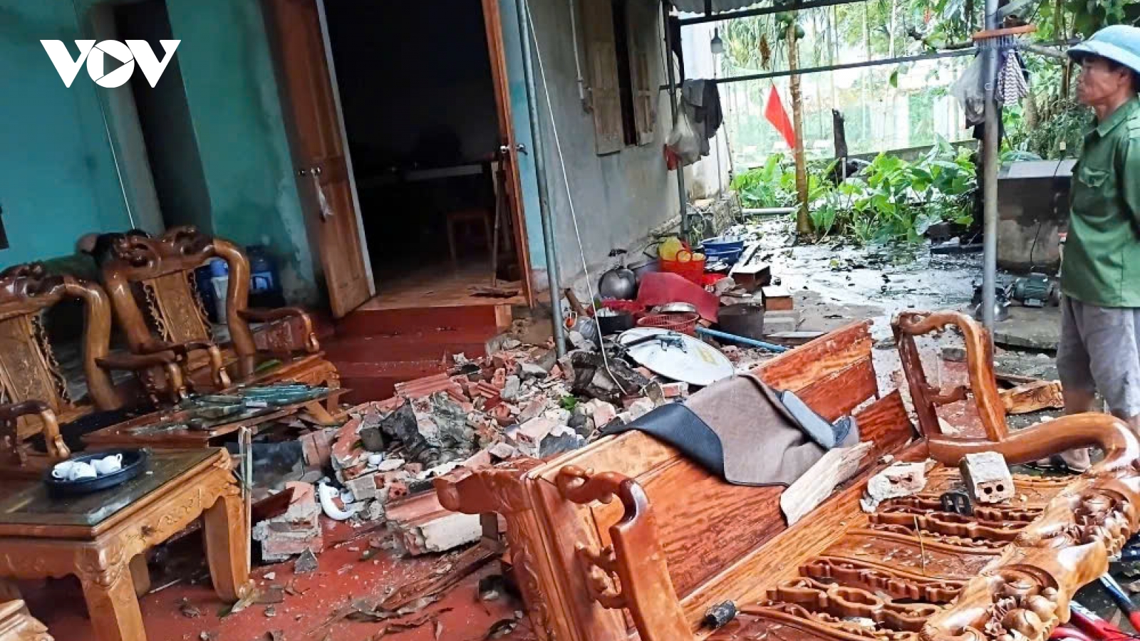 Dông lốc kèm theo mưa lớn gây thiệt hại tài sản người dân ở Thanh Hoá