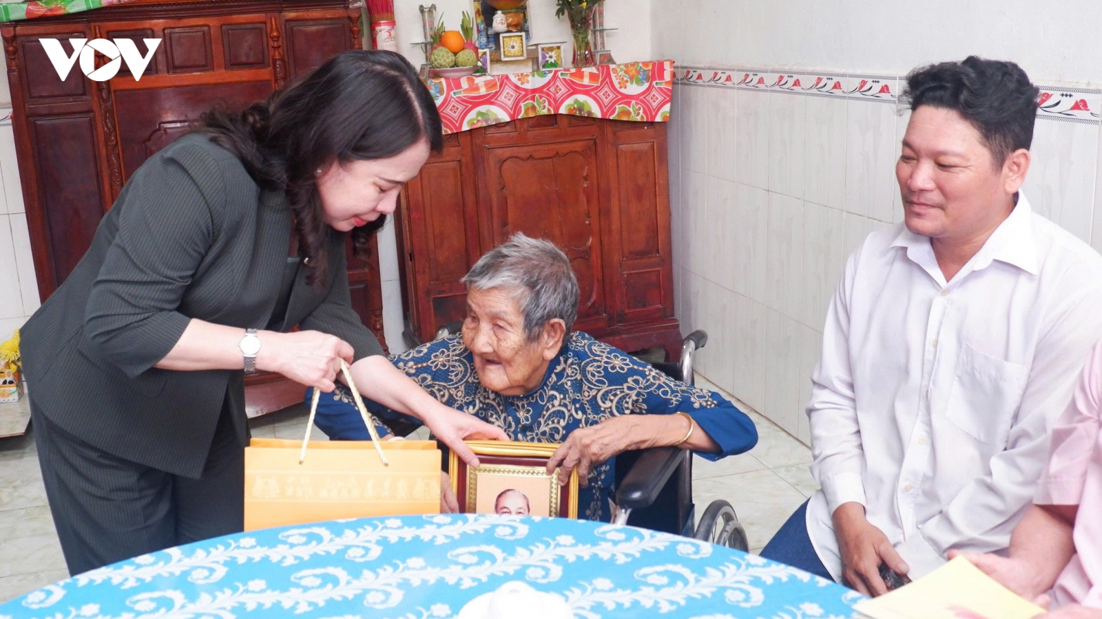 Phó Chủ tịch nước Võ Thị Ánh Xuân thăm và tặng quà tại Đồng Tháp