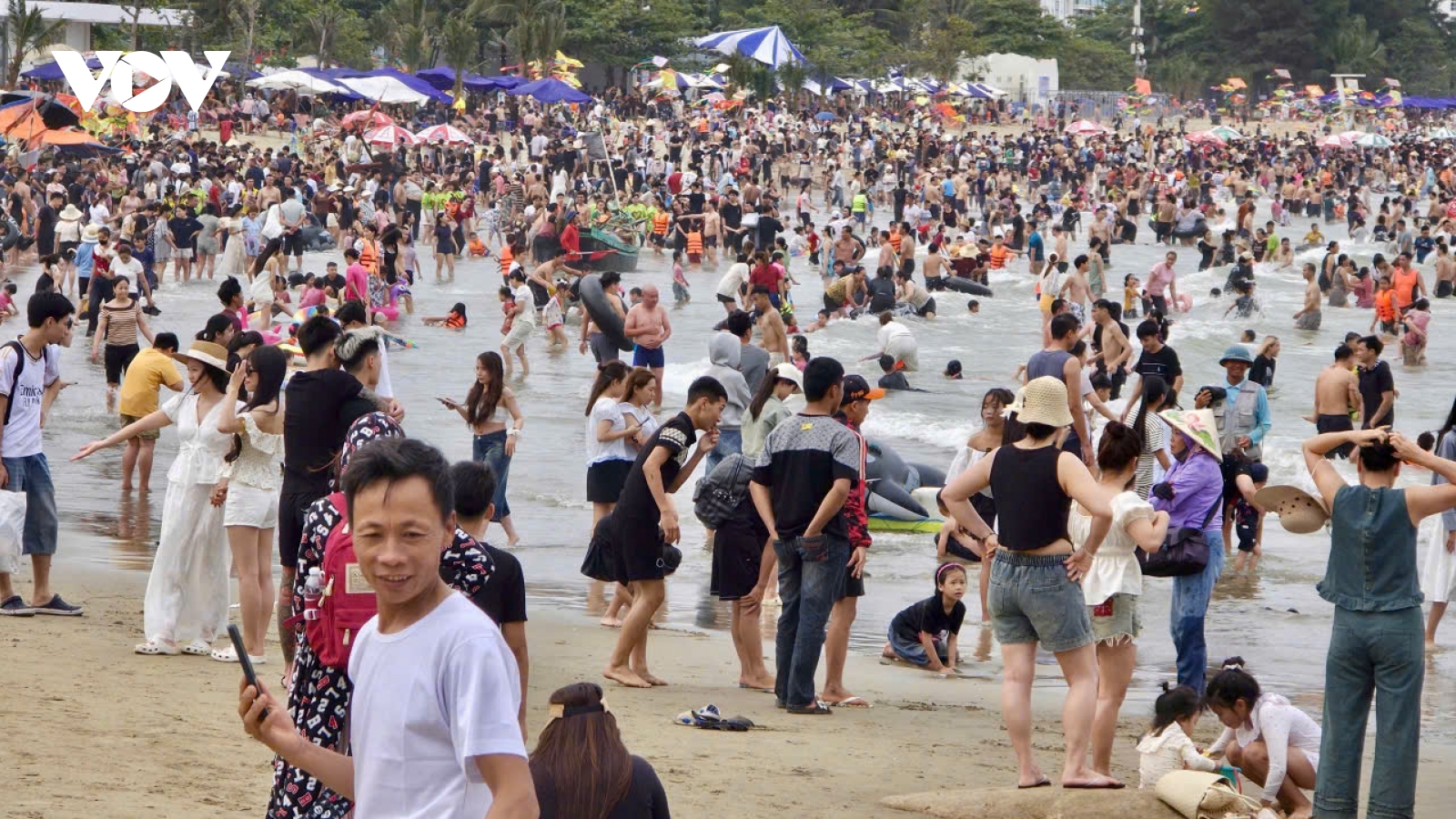 Công khai đường dây nóng, hàng vạn du khách phủ kín biển Sầm Sơn dịp 30/4