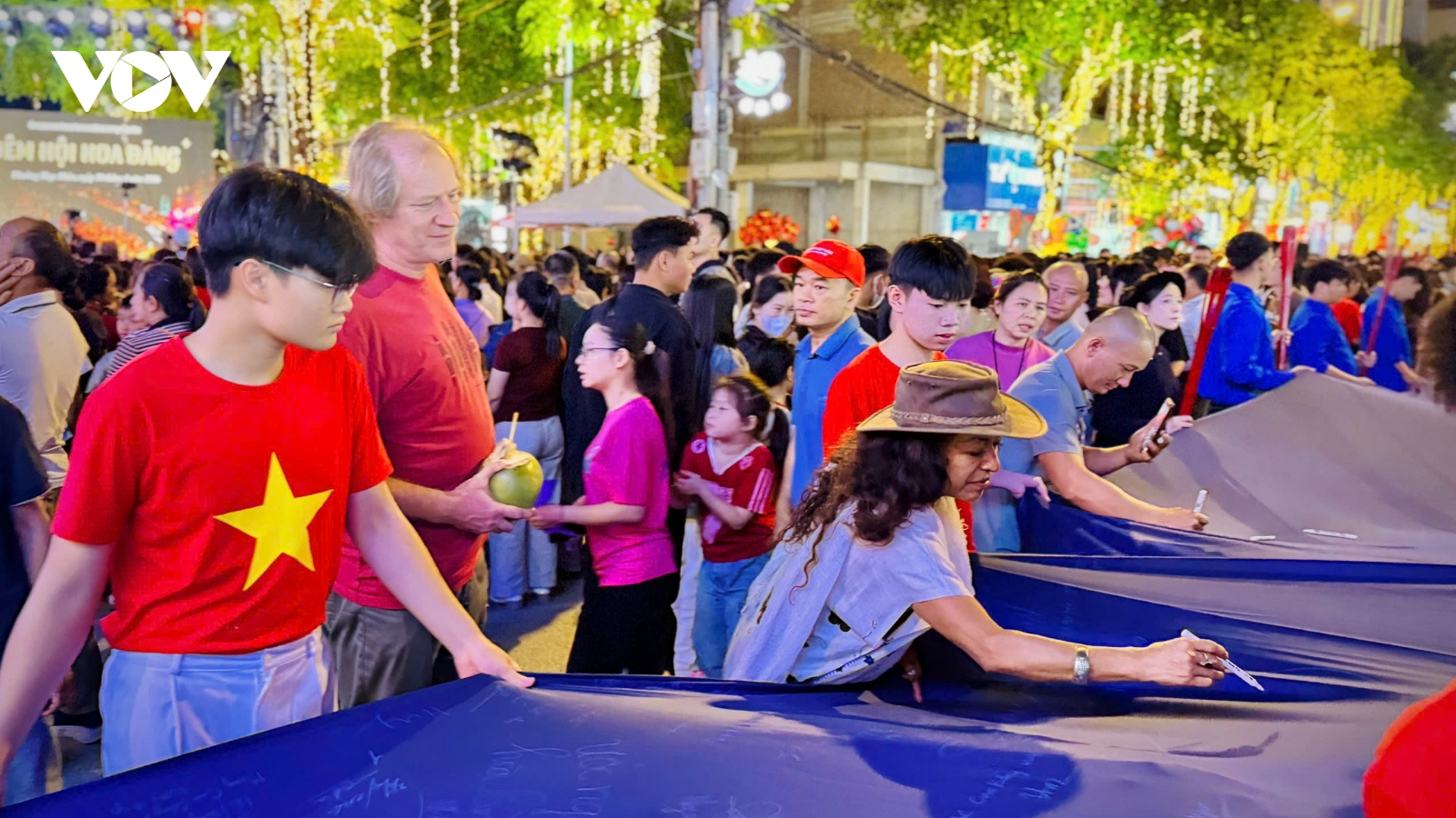 Đông đảo du khách dự hội, trải nghiệm chật kín phố đi bộ Kim Đồng (Cao Bằng)