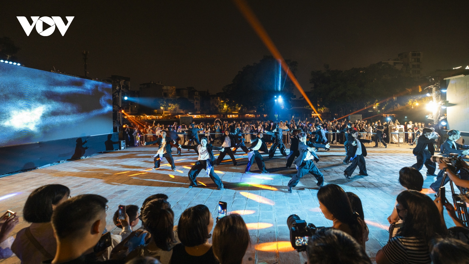 Last Fire Crew kết hợp cùng EU ra mắt tác phẩm vũ đạo “NƯỚC”