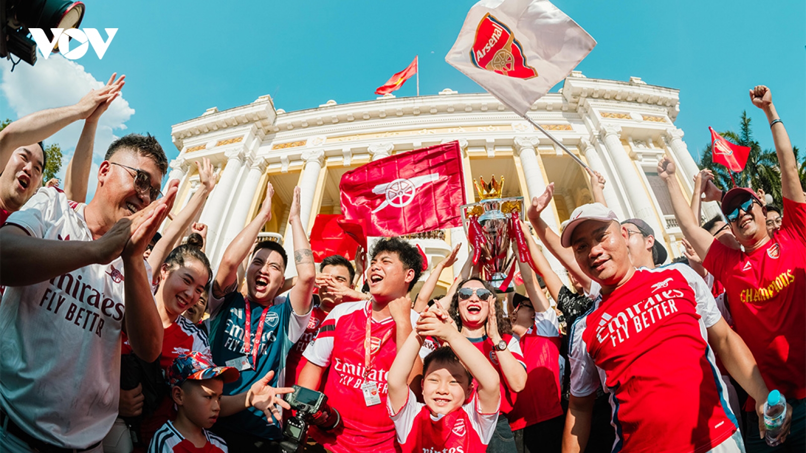 FPT Play cùng fan Arsenal ăn mừng cúp vô địch Ngoại Hạng Anh