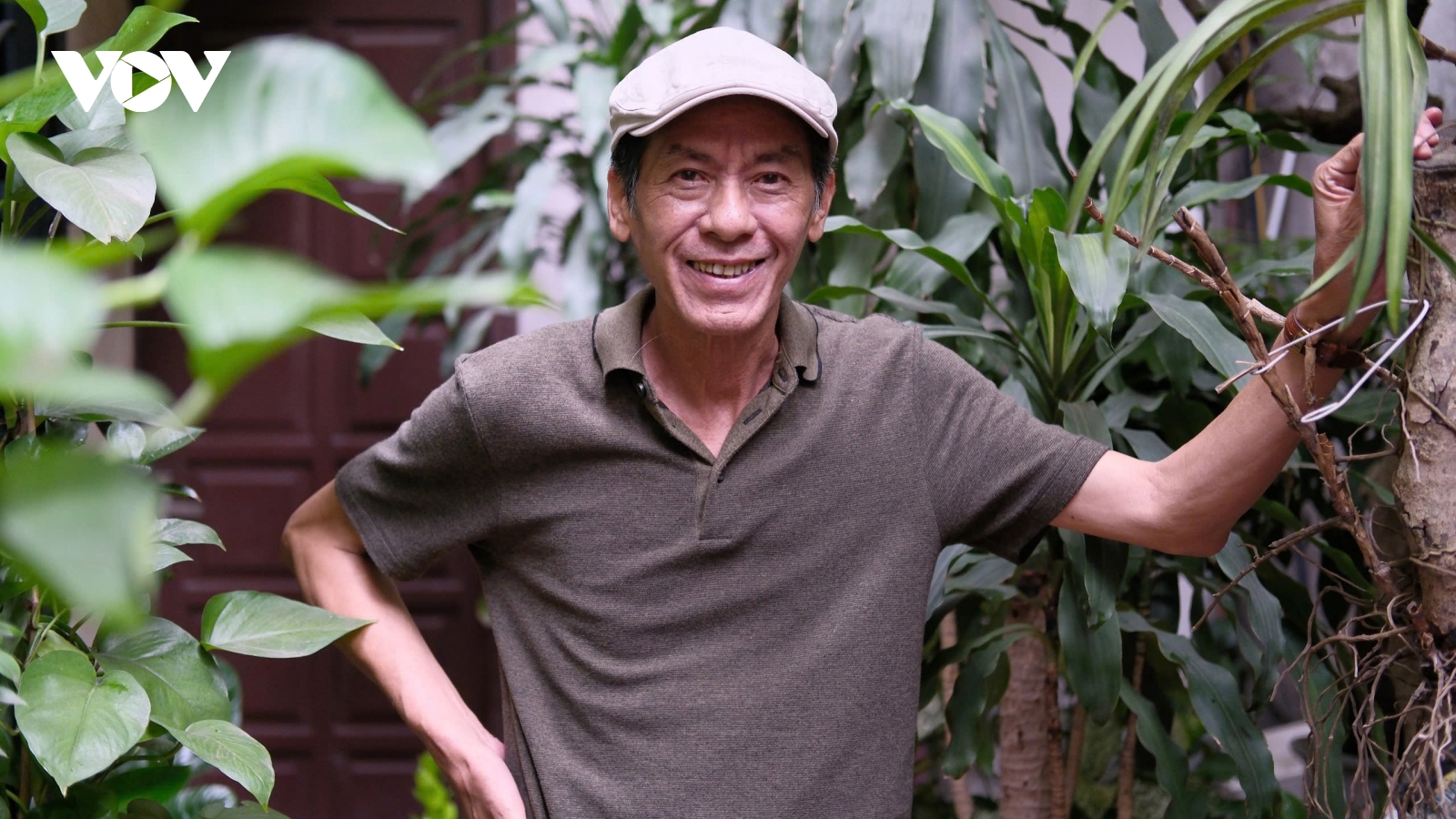 NSND U70 vẫn leo núi đóng phim kinh dị, ngoài đời là "ông nội bỉm sữa"