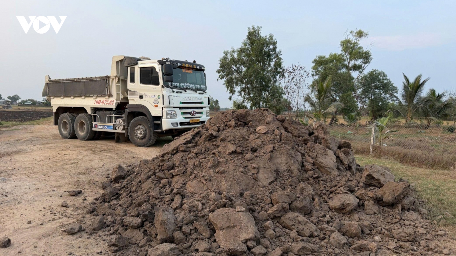 Tây Ninh triệt phá nhóm khai thác đất mặt ruộng, thu lợi hàng trăm triệu đồng