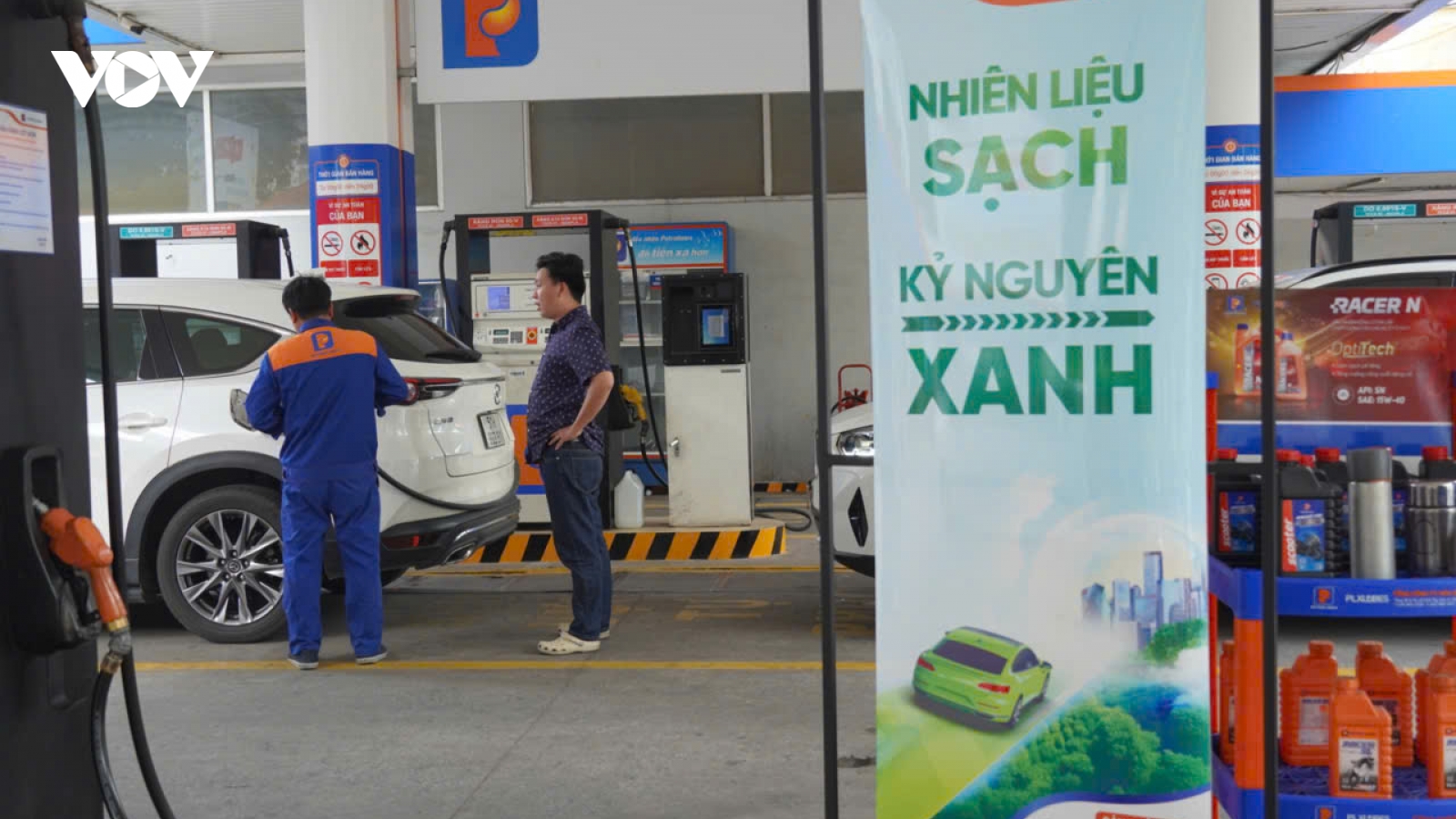 Trước ngày toàn quốc bán xăng E10: Cửa hàng sẵn sàng, người dân băn khoăn