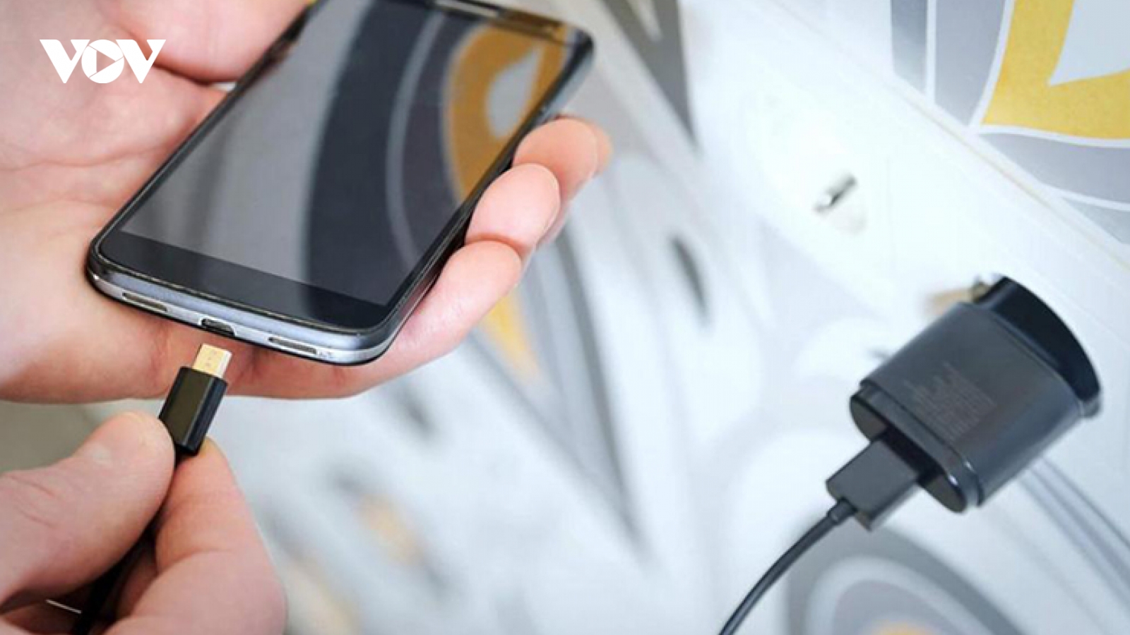 Đây là các sai lầm âm thầm rút ngắn tuổi thọ pin smartphone và xe điện