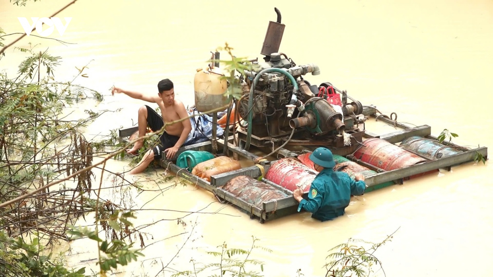 Truy tìm chủ sở hữu máy bơm dưới kênh để hút cát trái phép ở Lâm Đồng
