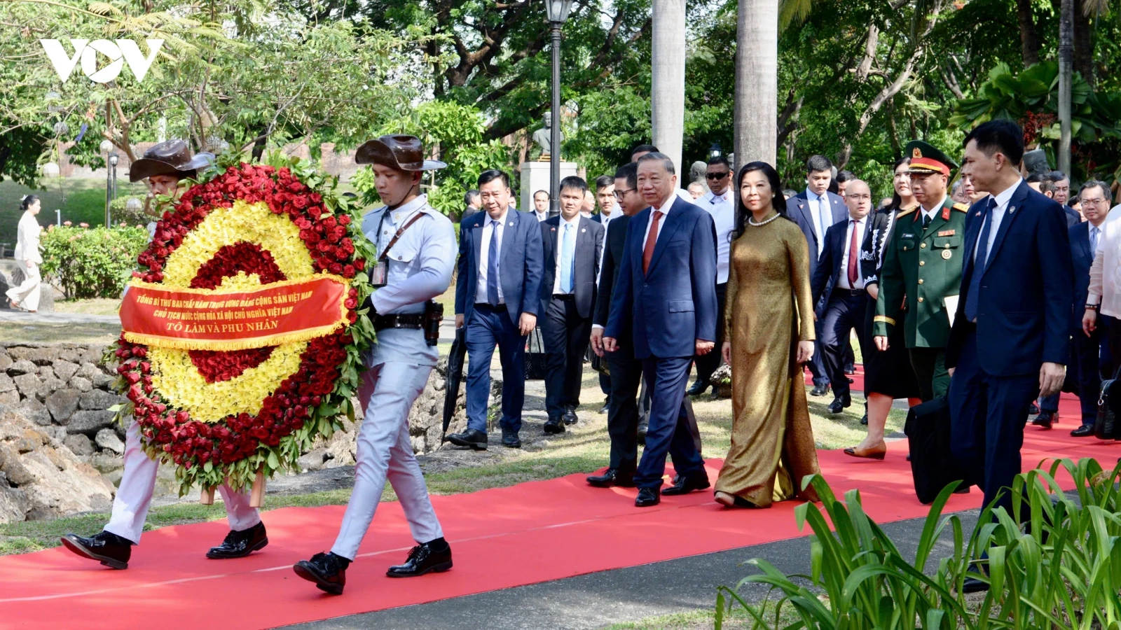 Tổng Bí thư, Chủ tịch nước Tô Lâm và Phu nhân dâng hoa tại Tượng đài Bác Hồ ở Philippines