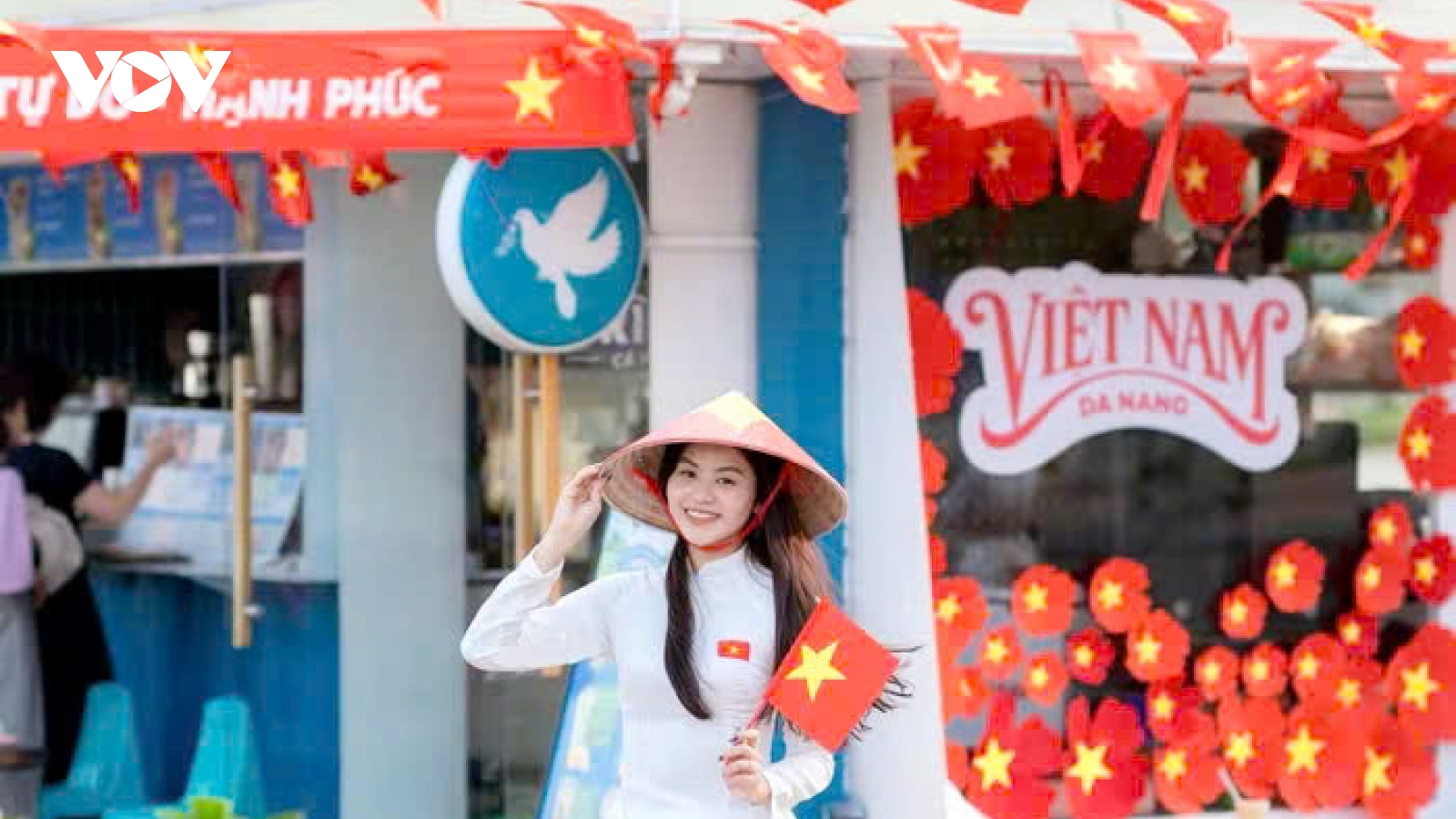 Phố đi bộ Bạch Đằng ở Đà Nẵng tấp nập du khách check-in dịp lễ 30/4 - 1/5