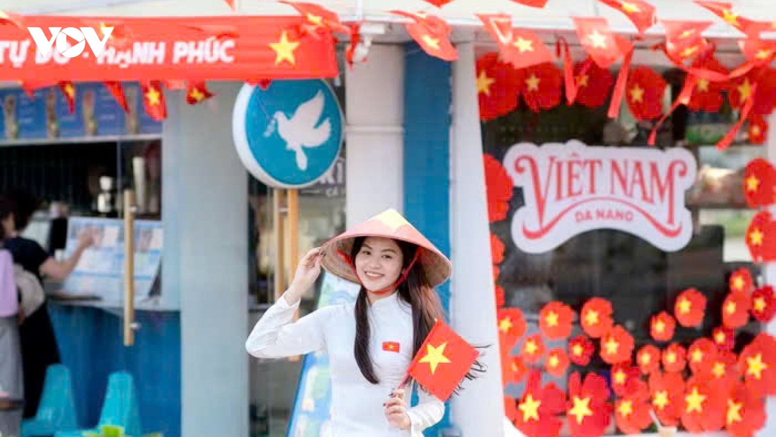 Phố đi bộ Bạch Đằng ở Đà Nẵng tấp nập du khách check-in dịp lễ 30/4 - 1/5