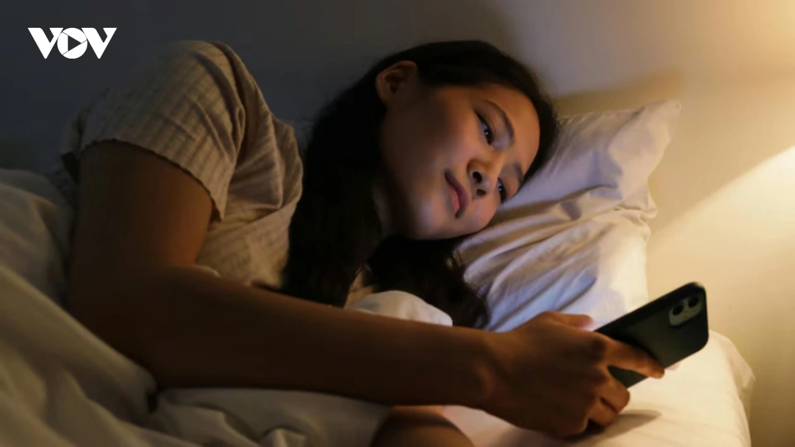 Sử dụng điện thoại trước khi ngủ nguy hiểm hơn nhiều người dùng nghĩ