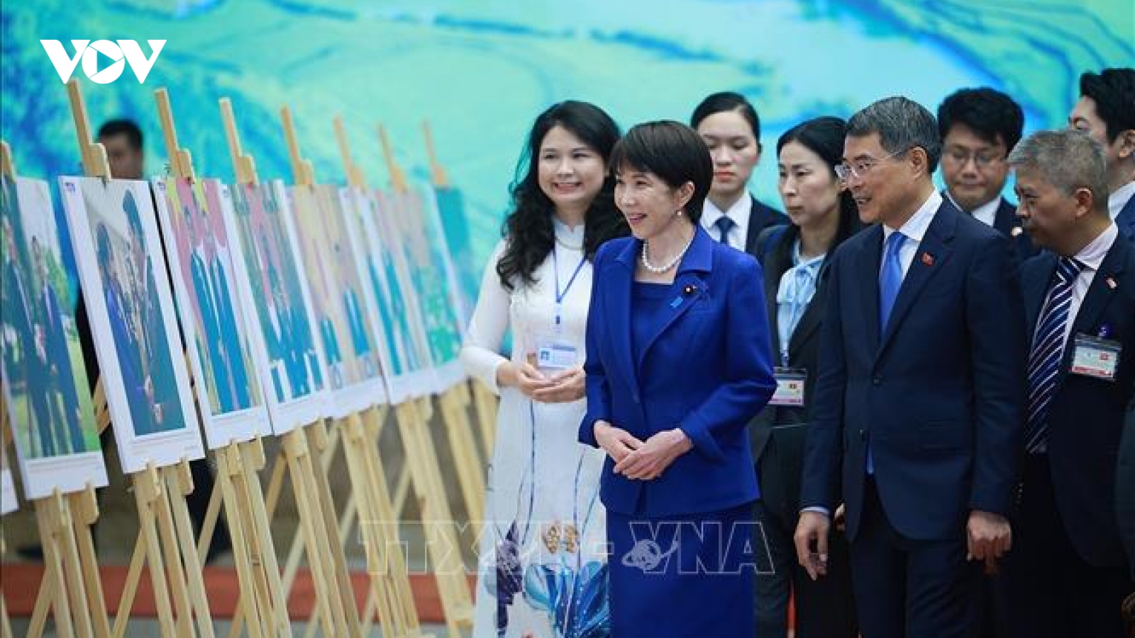 Thủ tướng Lê Minh Hưng và Thủ tướng Nhật Bản tham quan Trưng bày ảnh
