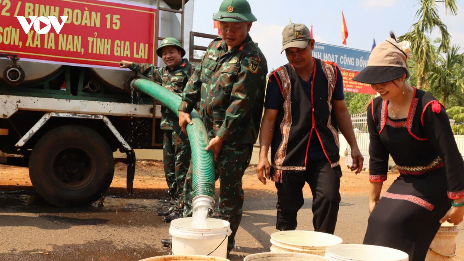 Binh đoàn 15 cấp nước phục vụ người dân biên giới Ia Nan trong cao điểm mùa khô