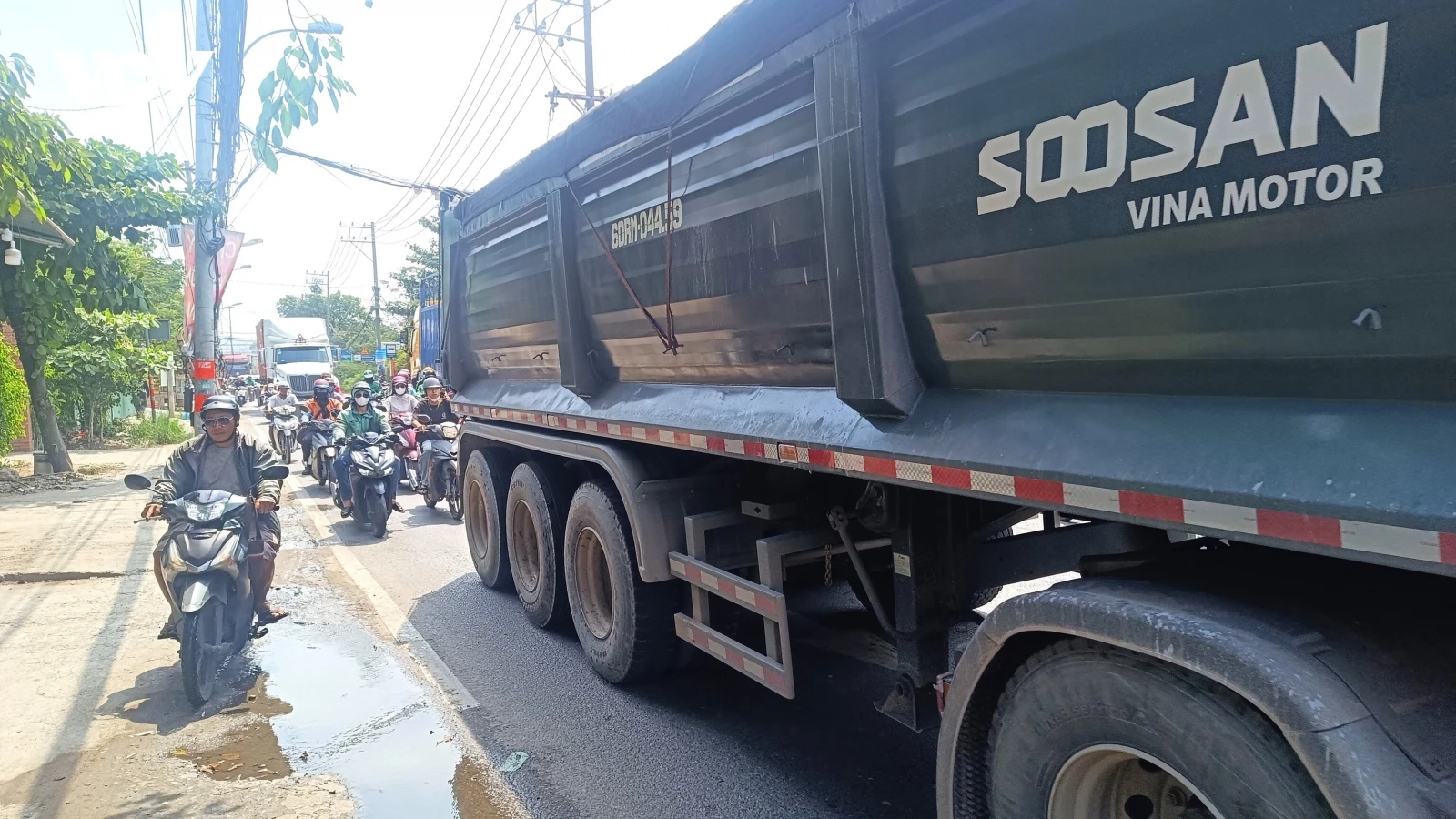 Nhiều con đường “đau khổ” tại TP.HCM chờ ngày nâng cấp, mở rộng