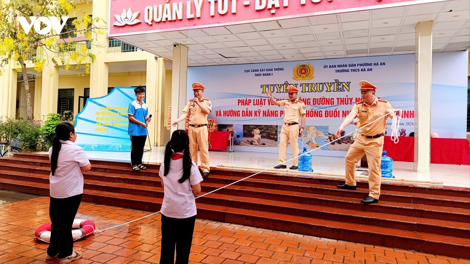 Dạy trẻ kỹ năng tự cứu mình trước nguy cơ đuối nước
