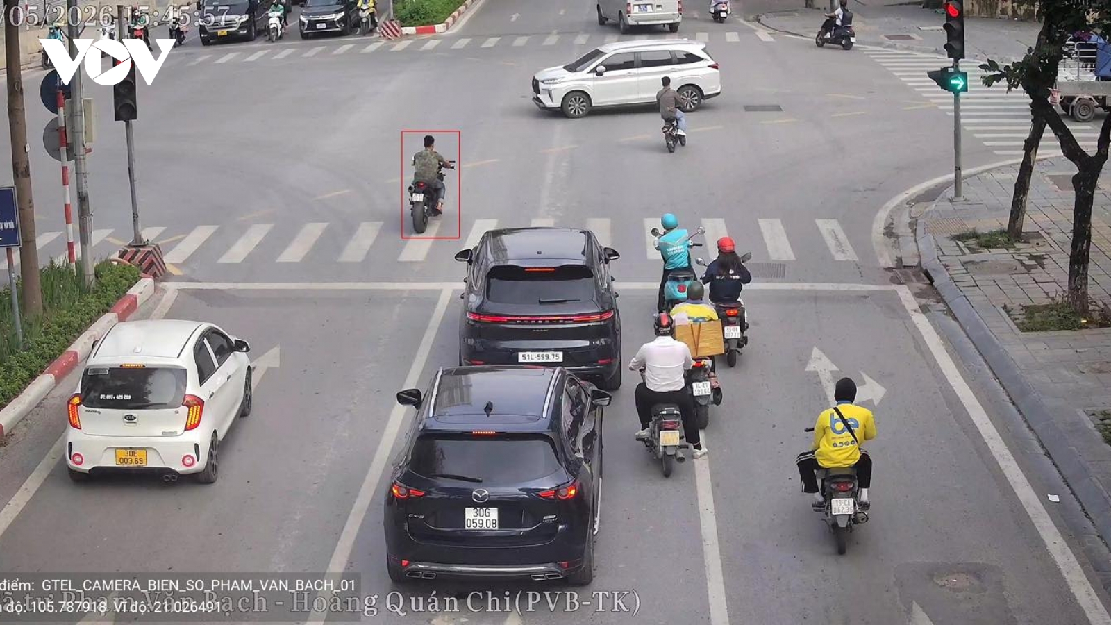 Camera AI phát hiện hàng loạt xe vượt đèn đỏ, không đội mũ bảo hiểm ở Hà Nội