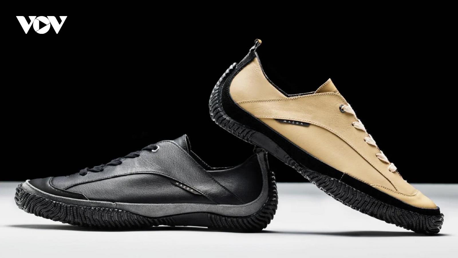 Mazda bán giày sneaker lấy cảm hứng từ nội thất ô tô, giá hơn 4 triệu đồng