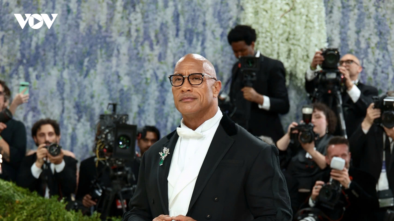 Dwayne Johnson mặc váy đến sự kiện thời trang lớn nhất hành tinh