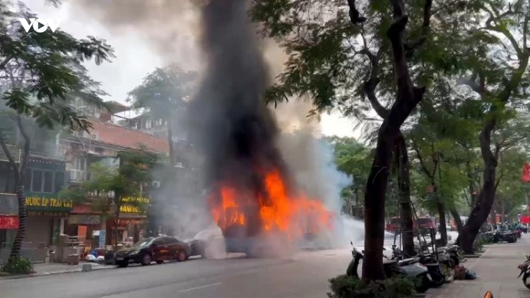 Bus catches fire in Hanoi, passengers escape safely