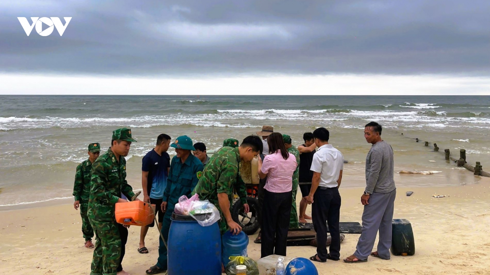 Tàu cá bị giông lốc đánh chìm, 2 ngư dân Quảng Trị may mắn thoát nạn bơi vào bờ