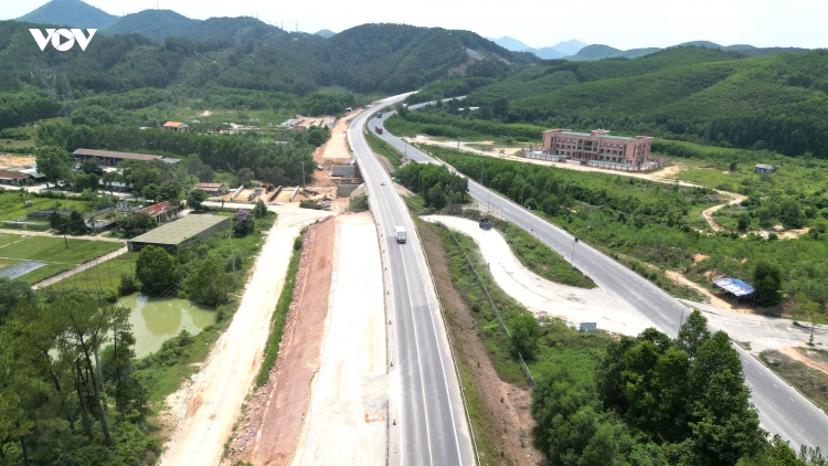 Đề xuất tạm dừng khai thác cao tốc Cam Lộ - La Sơn vào ban đêm để phục vụ thi công