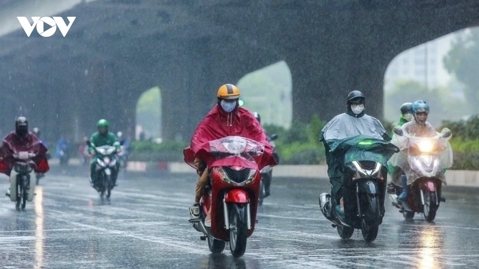 Cold air sweeps across northern Vietnam, bringing heavy rain and thunderstorms
