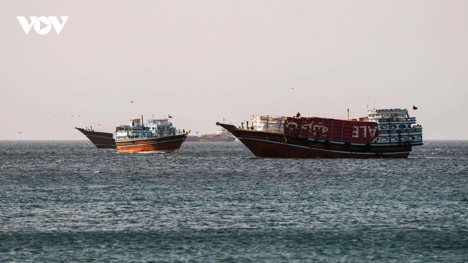 Iran cấp phép thêm cho nhiều tàu đi qua eo Hormuz