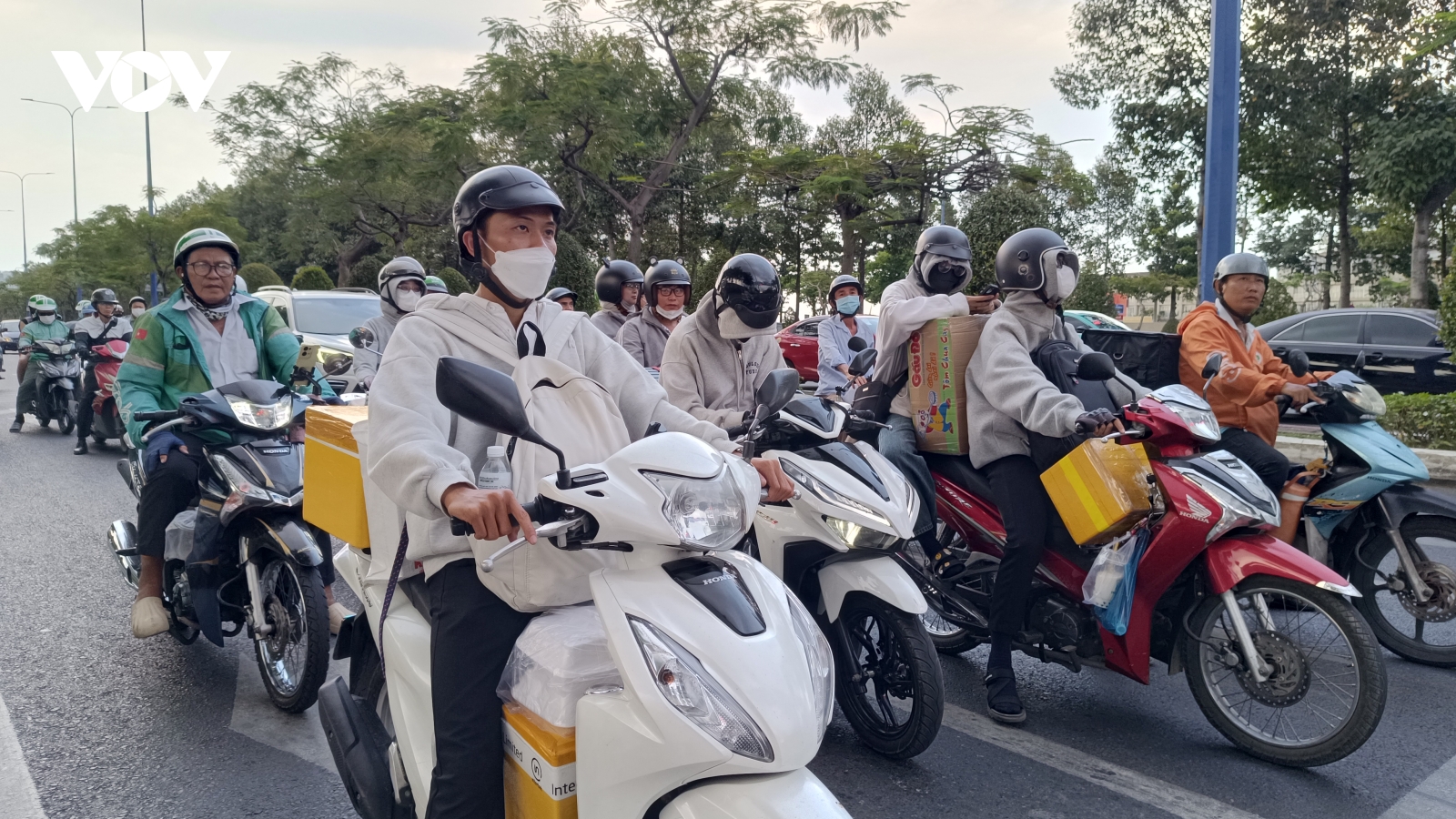 Cửa ngõ TP.HCM đông đúc chiều 3/5, ùn tắc cục bộ tại nhiều điểm