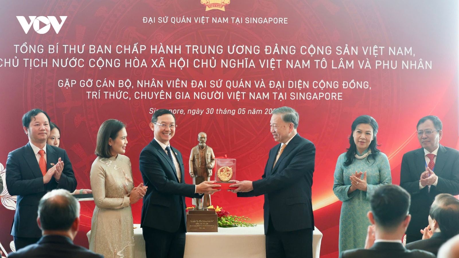 Tổng Bí thư, Chủ tịch nước Tô Lâm và Phu nhân gặp gỡ cán bộ, nhân viên ĐSQ và đại diện cộng đồng người Việt ở Singapore