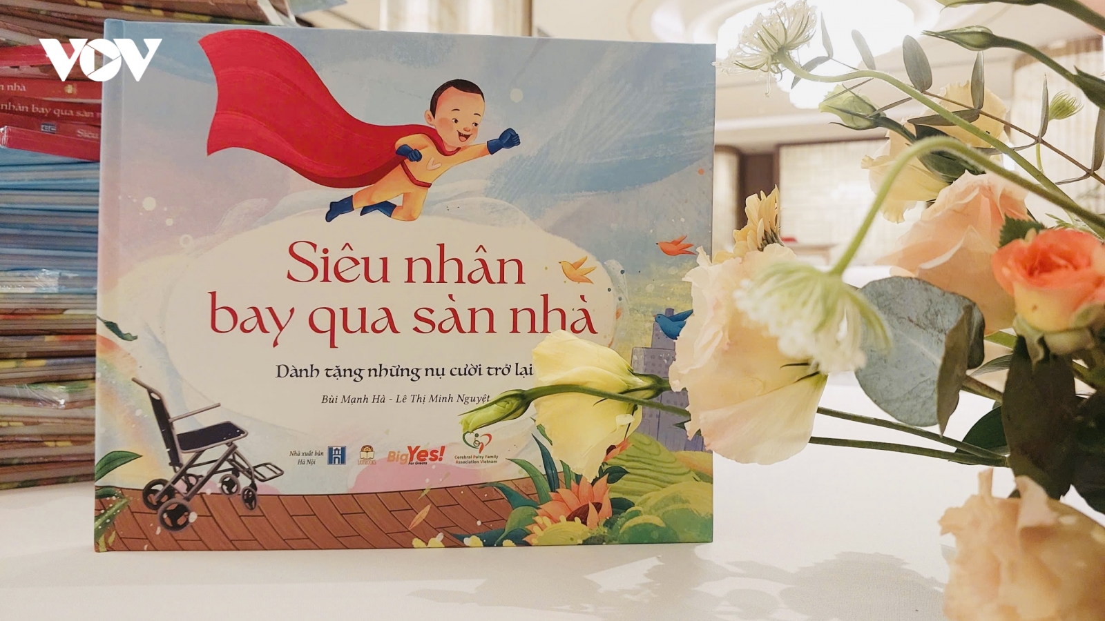 Người cha có con bại não viết sách kể hành trình vượt nghịch cảnh cùng con