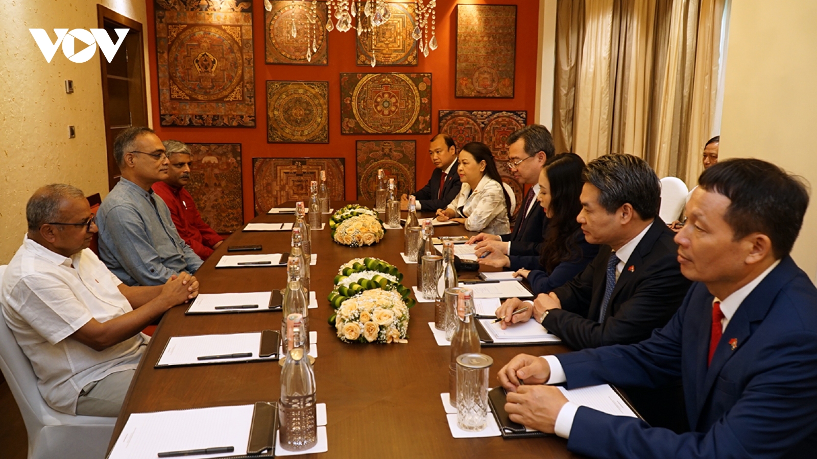 Party official meets leaders of India Communist leaders