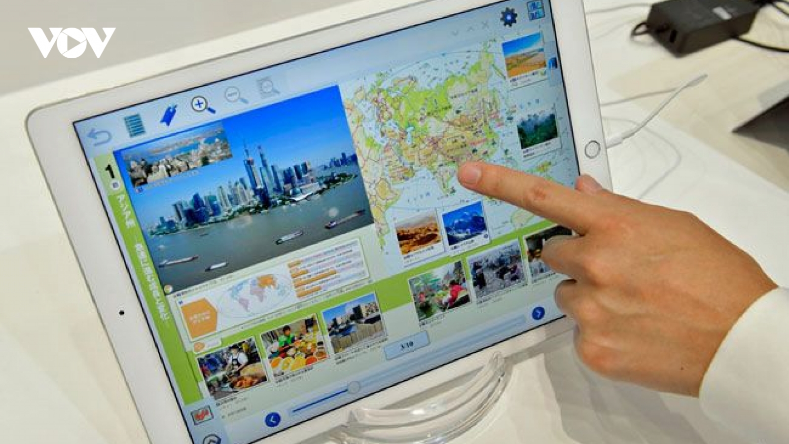 Nhật Bản thúc đẩy số hóa sách giáo khoa