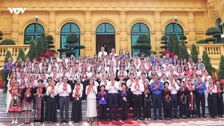 Party chief, State President meets outstanding young pioneers in Hanoi