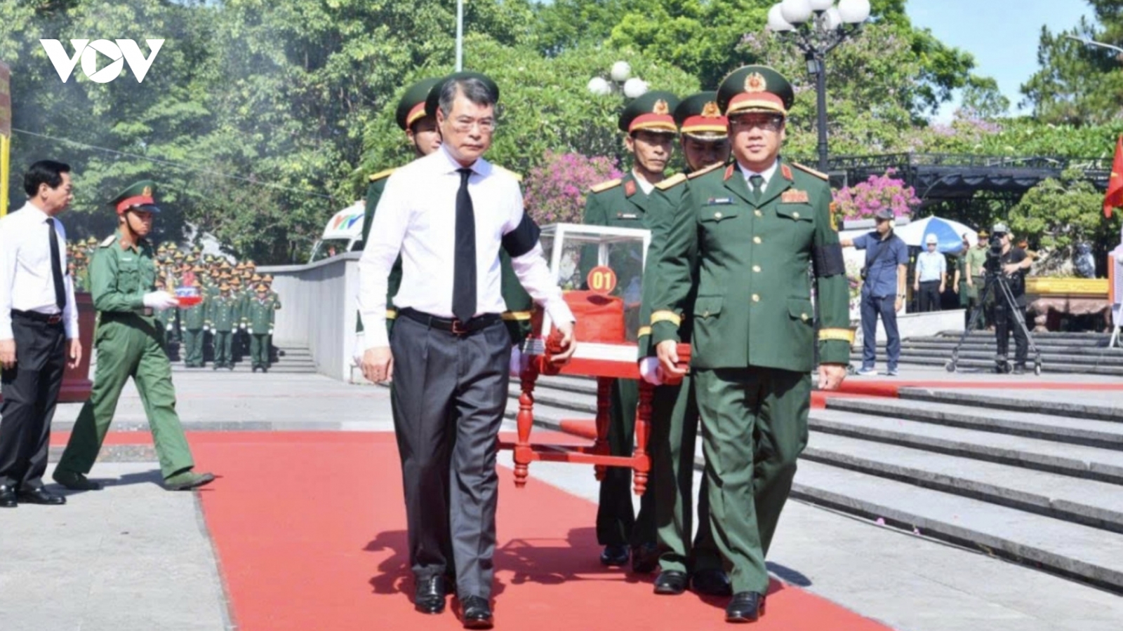 PM attends memorial and reburial ceremony for Vietnamese martyrs fallen in Laos
